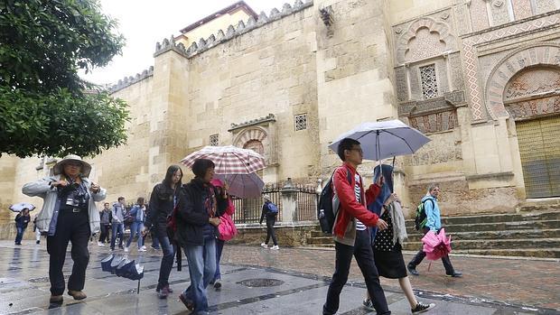 Turistas bajo la lluvia junto a la Mezquita-Catedral