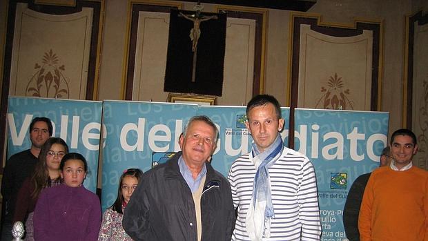 Manuel Ángel Barbero, a la derecha, durante una entrega de premios