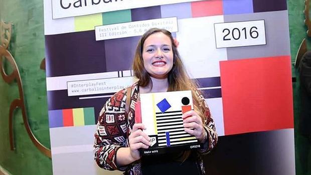 Esperanza Guardado con el premio a la mejor actriz en el festival Carballo Interplay