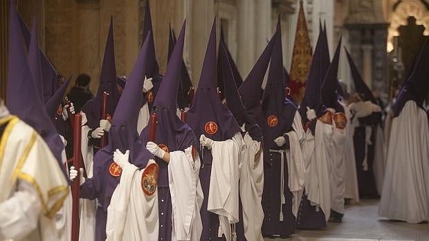 Nazarenos de la hermandad de la Agonía