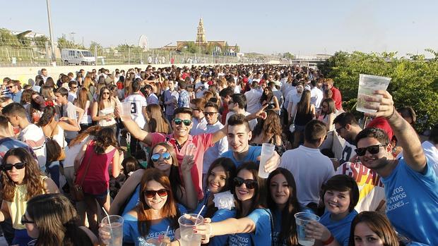 Jóvenes en el botellón del miércoles de Feria en el Balcón del Guadalquivir