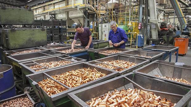 Trabajadores en la planta de Atcosa en el polígono de Quintos