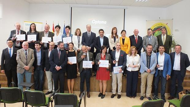 Foto de familia de los ganadores de los Premios Aemo