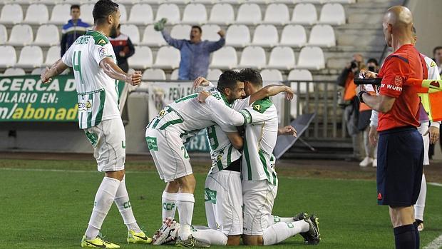 Los jugadores del Córdoba celebran el gol frente al Girona