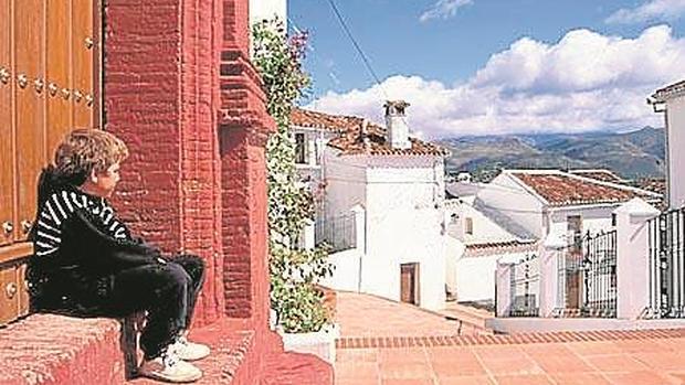 Un niño en Cartajima, el pueblo malagueño que ofrece trabajo para no eprder su escuela