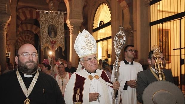 Tomás Pajuelo junto al obispo de Córdoba