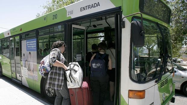 Uno de los autobuses de la flota de Aucorsa