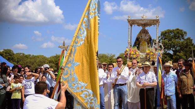 Parada en la dehesa del cortejo, ayer, de la Virgen de Luna