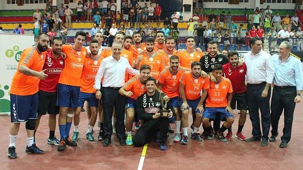 La plantilla del Zumosol ARS Palma del Río posa como campeón de la Copa de Andalucía