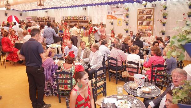 Interior de una caseta de la Feria de Córdoba en una edición anterior