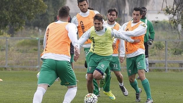 Fidel conduce el cuero en un entrenamiento en la Ciudad Deportiva