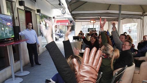 Un grupo de personas ve el fútbol en la terraza de bar Toffee