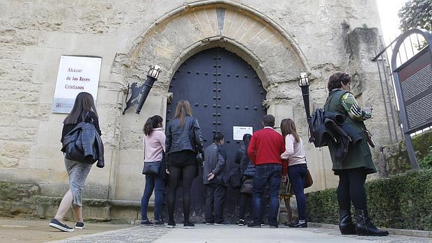 Puerta del Alcázar cerrada en un lunes festivo