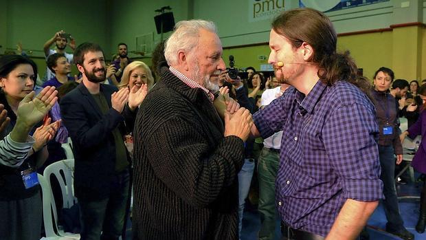 Julio Anguita y Pablo Iglesias en el último mítin de Podemos, celebrado en Córdoba