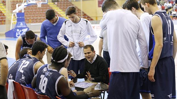 Rafa Sanz da instrucciones a los jugadores de Bball Córdoba en un tiempo muerto