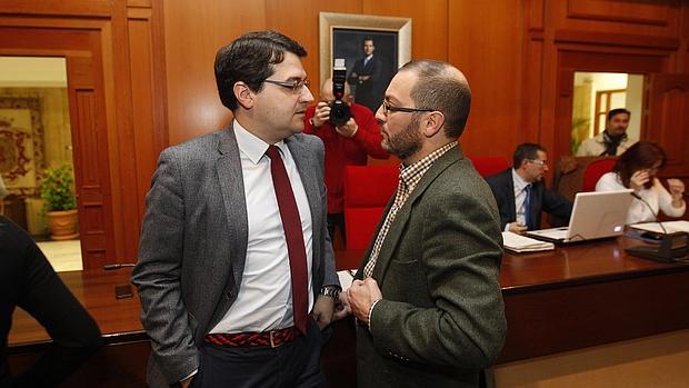 Bellido y Luque conversan antes del comienzo de un pleno en el Ayuntamiento