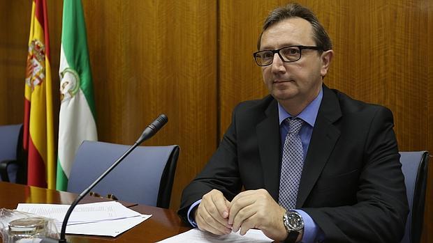 El exconsejero andaluz de Empleo, Manuel Recio, durante su comparecencia en la comisión de investigación del fraude de la formación en el Parlamento andaluz