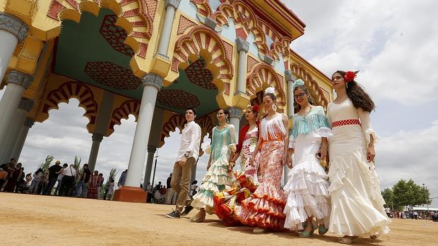 Jóvenes llegan a la Feria por la portada