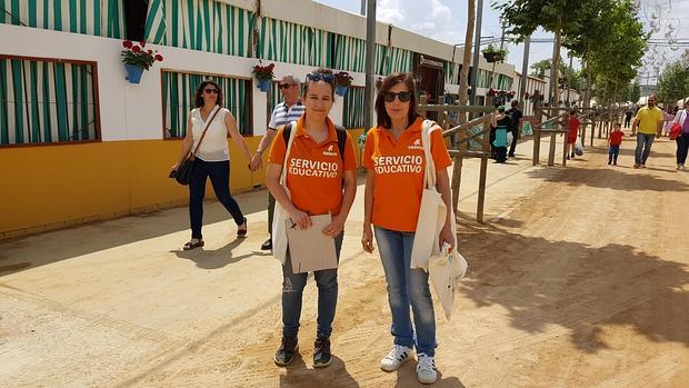 Las dos educadoras de Sadeco por el recinto ferial