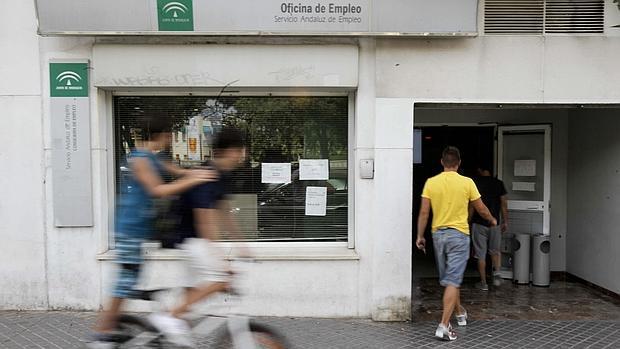 Varios jóvenes junto a una oficina del SAE en Córdoba