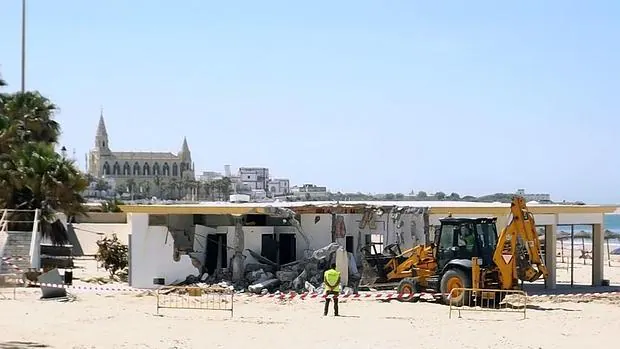 Demolición del chringuito «El Sardinero» en Chipiona