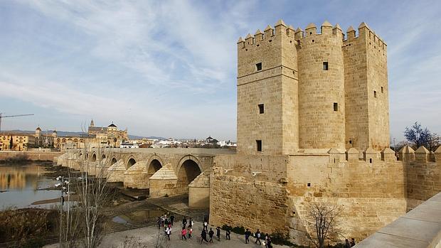 Vista general de la Calahorra y el Puente Romano