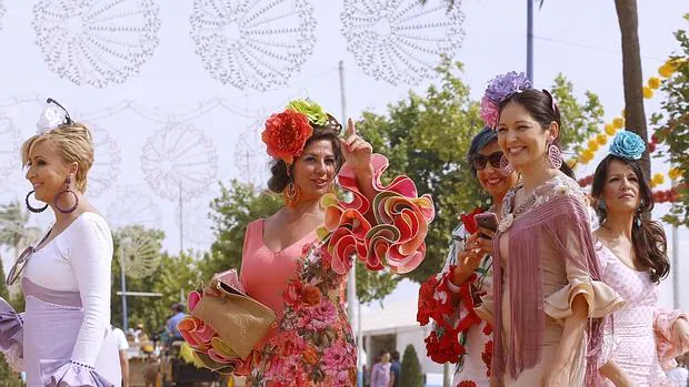 Mujeres vestidas de gitana, en El Arenal