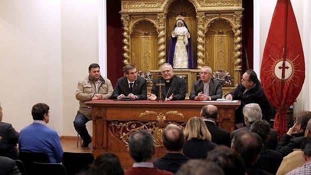 Reuión en la Agrupación de Cofradías con presencia del obispo