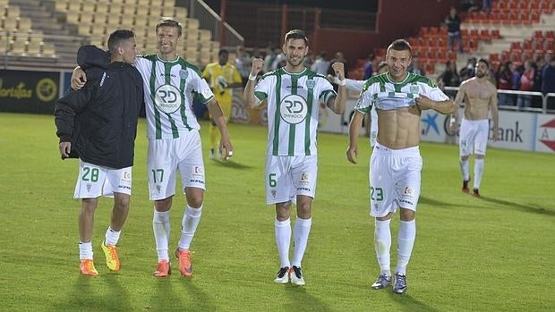 Jugadores del Córdoba celebran el importante triunfo frente al Mirandés