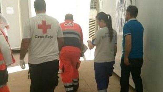 Efectivos sanitarios trasladan a la mujer al Hospital Reina Sofía