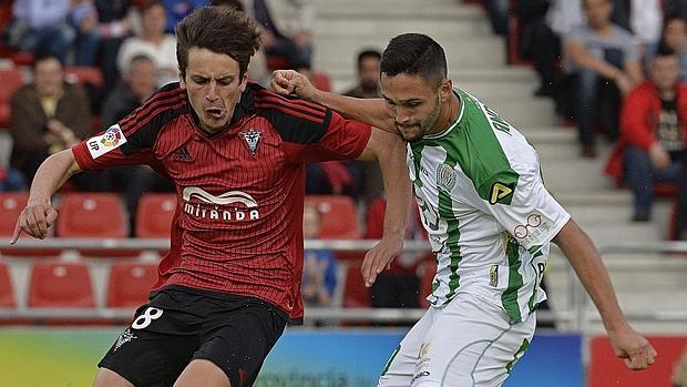 Florin Andone, perseguido por varios rivales del Mirandés