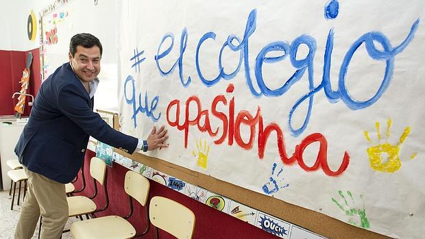 El presidente del PP andaluz, Juanma Moreno, durante su visita al Colegio de las Misioneras Cruzadas de la Iglesia de la Palmilla