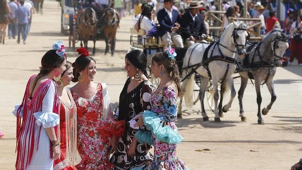 Cinco jóvenes vestidas de gitana en la Feria de Córdoba