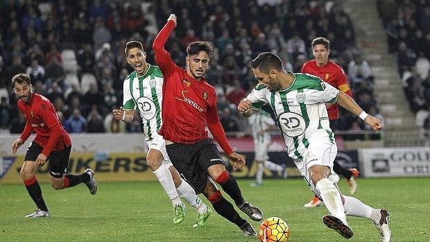 Florin trata de driblar a un defensor del Mallorca