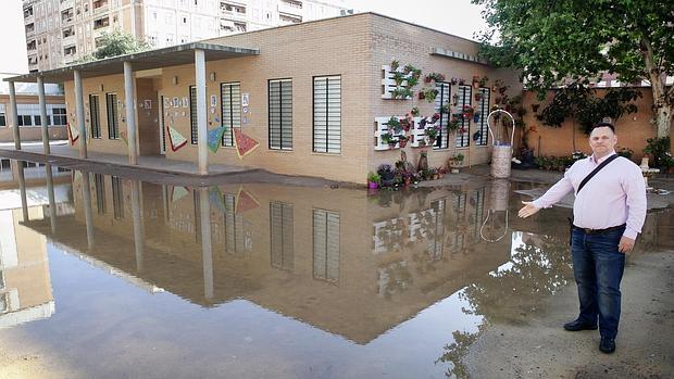 Charco formado por la lluvia en el patio del Colegio Europa