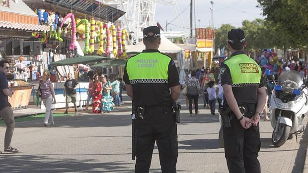 Policías de servicio en la Feria de Córdoba