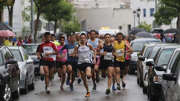 Varios corredores en la María Auxiliadora de Córdoba