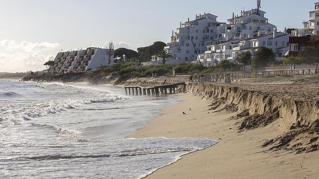 Aspecto de la playa de El Portil, en Huelva, tras el último temporal