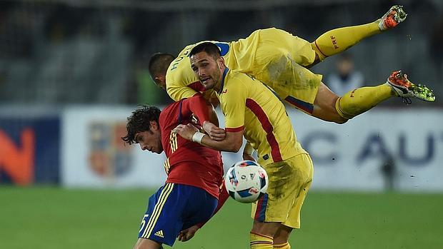 Florin Andone con la elástica rumana en una amistoso contra España