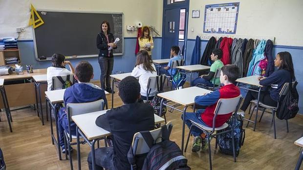 Alumnos en un aula junto a dos profesoras