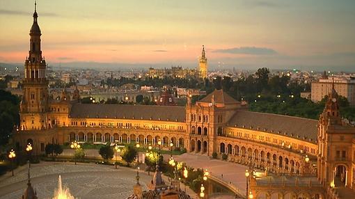 La Plaza de España y, al fondo, la Catedral de Sevilla