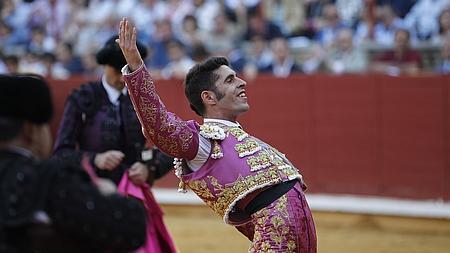 Alejandro Talavante festeja su triunfo con el público de Los Califas