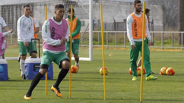 Eddy Silvestre pasa por las picas en un entrenamiento del Córdoba CF