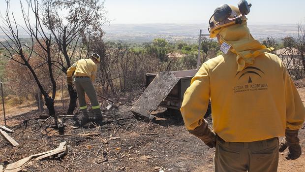 Dos operarios del Infoca en un incendio en Córdoba
