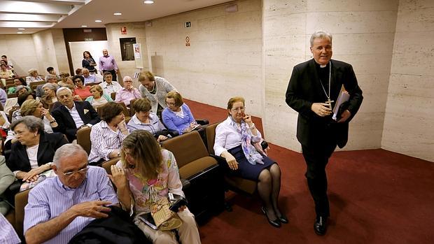 El obispo Iceta, ayer en el salón de actos de Cajasur Gran Capitán