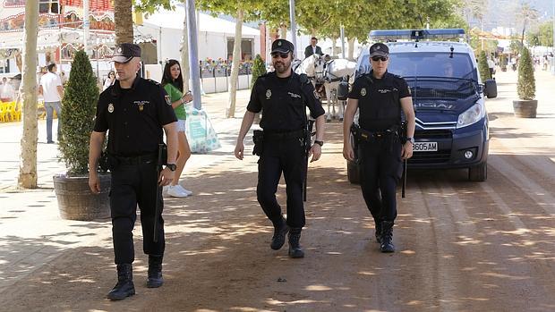 Tres agentes de policía en el Arenal durante la Feria