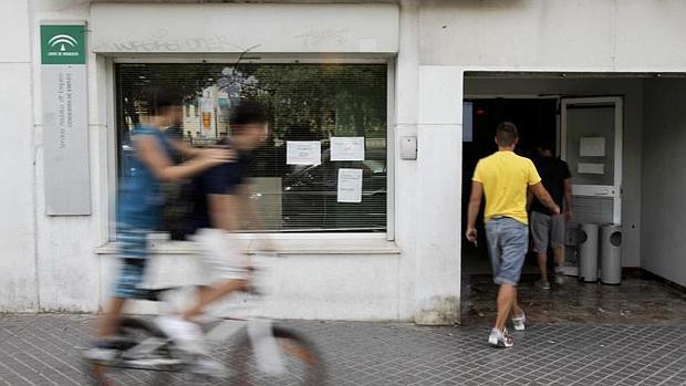 Personas delante de una oficina de desempleo