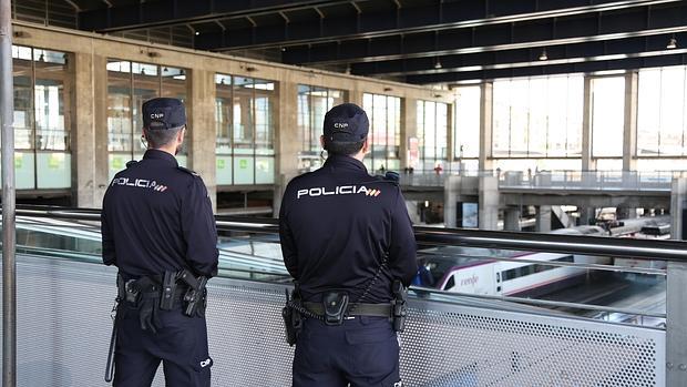 Dos agentes de la Policía Nacional realizando un servicio