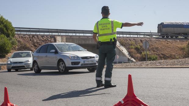 Un agente de la Guardia Civil en una vía cordobesa