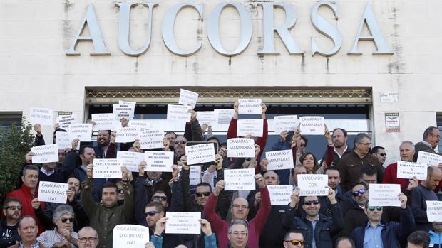 Protesta de trabajadores d Aucorsa en la sede de la empresa